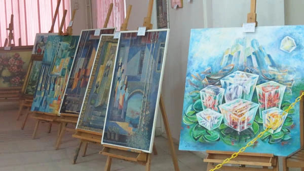 برگزاری نمایشگاه دست ساخته های هنری ویژه اساتید ودانشجویان در هفته پزوهش