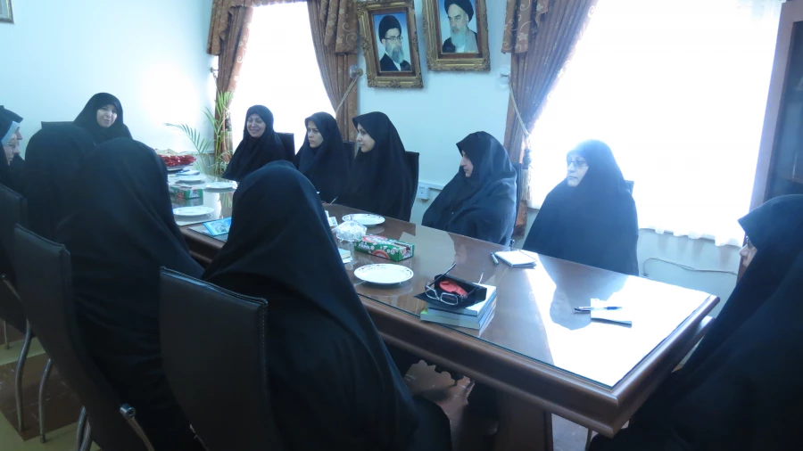 نشست صمیمی  مدیر کل امور بانوان استانداری گیلان با اساتید وکارکنان  پردیس شهید بنت الهدی صدر گیلان