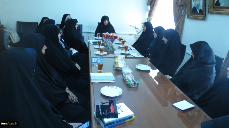 نشست صمیمی  مدیر کل امور بانوان استانداری گیلان با اساتید وکارکنان  پردیس شهید بنت الهدی صدر گیلان