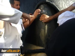 شکافته شدن دیوار مکه