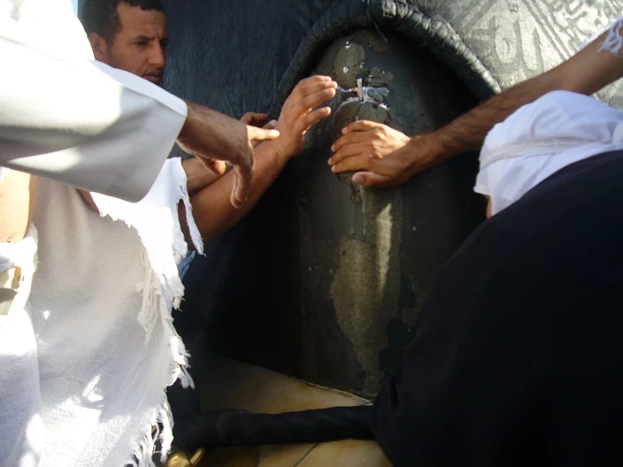 شکافته شدن دیوار مکه