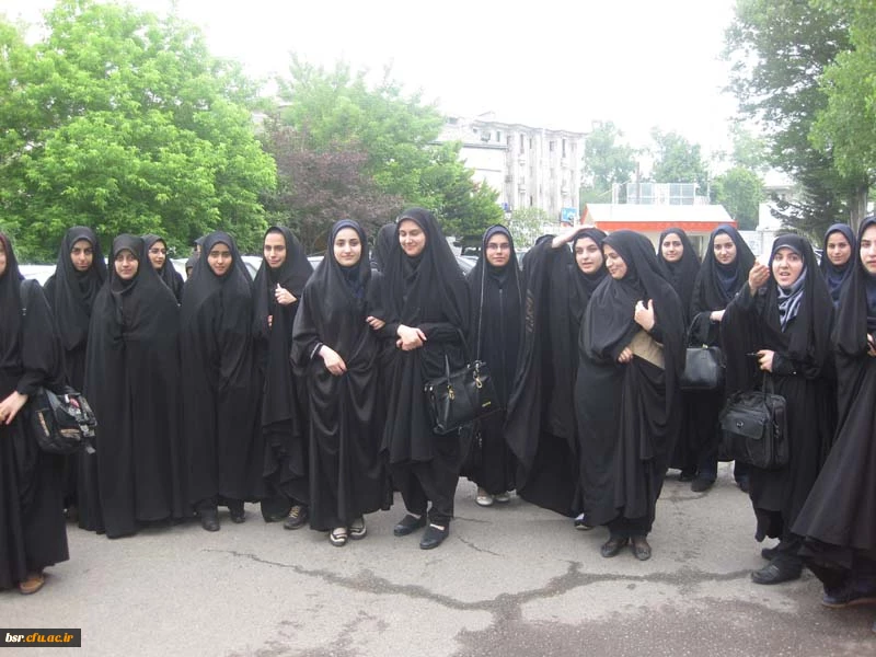 حضور دانشجو- معلمان پردیس شهید بنت الهدی صدر گیلان در نشست  نقد وبررسی فیلم مستند ((حاج کاظم ))