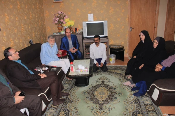 دیدار دکتر مهرمحمدی با خانواده شهید فلاح حق شناس در گیلان