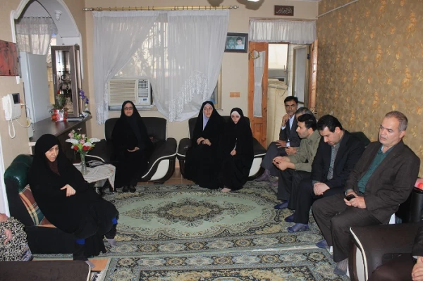 دیدار دکتر مهرمحمدی با خانواده شهید فلاح حق شناس در گیلان