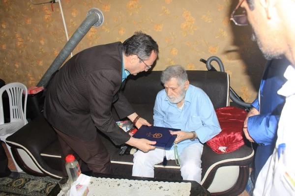 دیدار دکتر مهرمحمدی با خانواده شهید فلاح حق شناس در گیلان