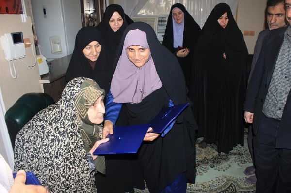 دیدار دکتر مهرمحمدی با خانواده شهید فلاح حق شناس در گیلان