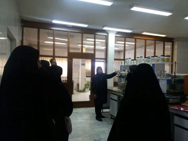 بازدید دانشجویان رشته دبیری شیمی ازاداره ی استاندارد و تحقیقات استان گیلان 4