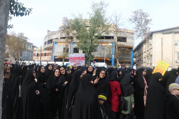 حضور در راهپیمایی 13 آبان 3