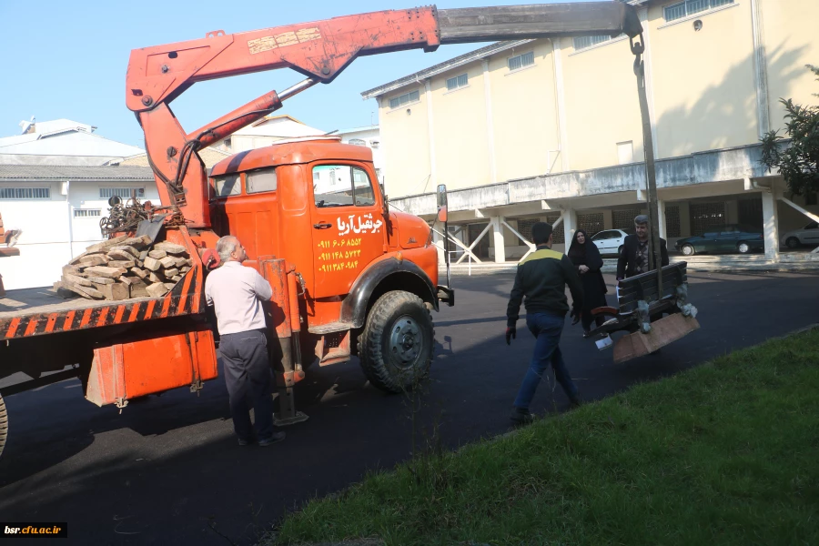 نصب نیمکتهای جدید در محوطه پردیس شهید بنت الهدی صدر رشت 3