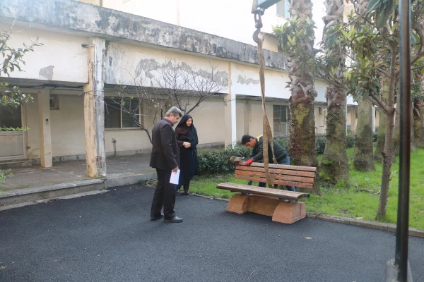 نصب نیمکتهای جدید در محوطه پردیس شهید بنت الهدی صدر رشت 2