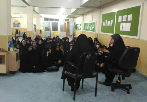  نشست گرم وصمیمانه سرکار خانم دکتر ثاقبی ریاست پردیس بنت الهدی صدر  با دانشجویان 2