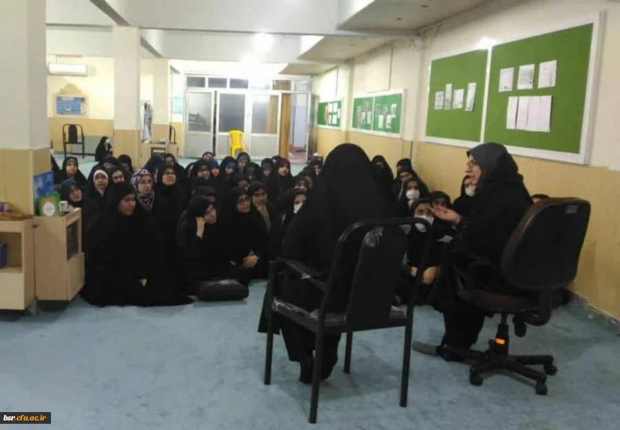  نشست گرم وصمیمانه سرکار خانم دکتر ثاقبی ریاست پردیس بنت الهدی صدر  با دانشجویان 2